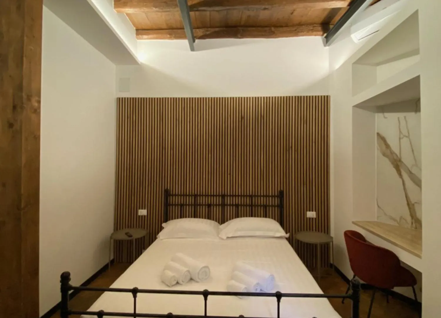 Beyond Colosseum Rom Italien